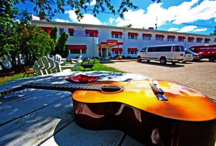 סטורג'און ביי Holiday Music Motel מראה חיצוני תמונה